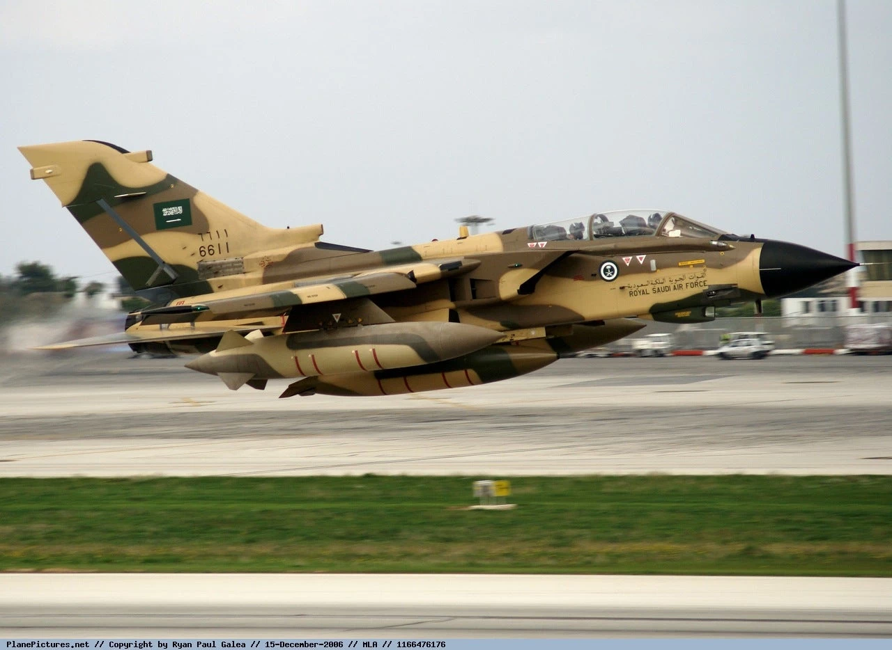 Δείτε βίντεο: Τα συντρίμμια του σαουδαραβικού Tornado που καταρρίφθηκε από τους Χούθι